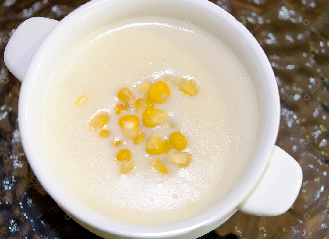 Sopa de milho na mesa.