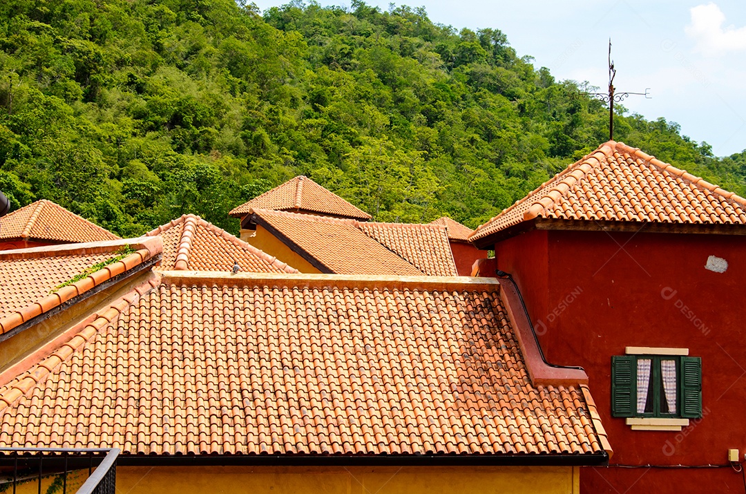 Vista da casa de telhados de telha.