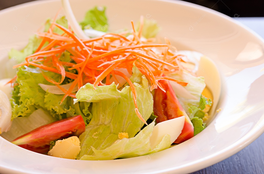 Salada de legumes de ovo em cima da mesa.