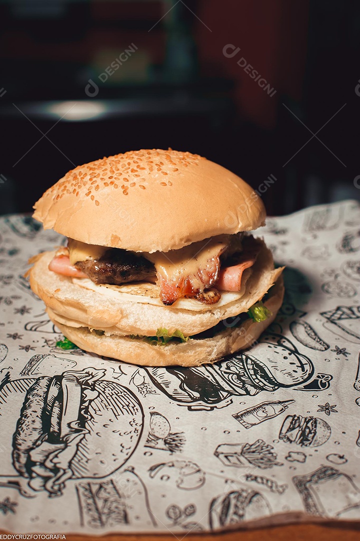 Hamburguer sendo servidos em um prato branco.