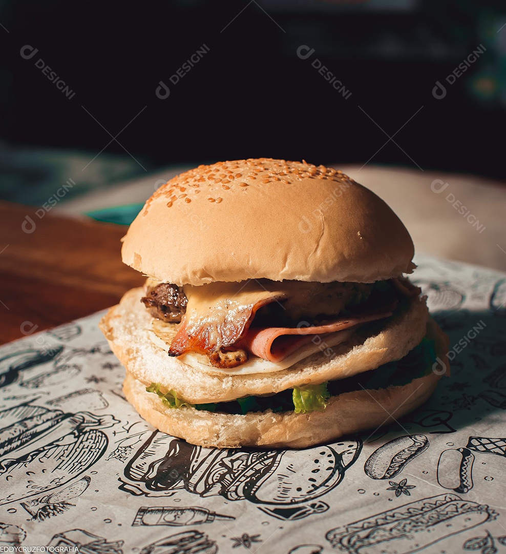 Hamburguer sendo servidos em um prato branco.