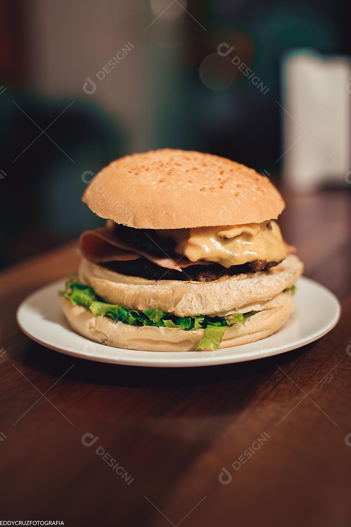 Hamburguer sendo servidos em um prato branco.
