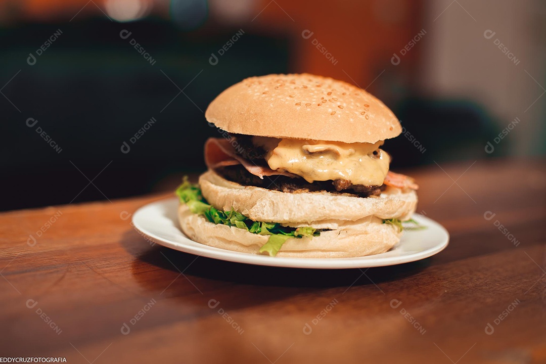 Hamburguer sendo servidos em um prato branco.