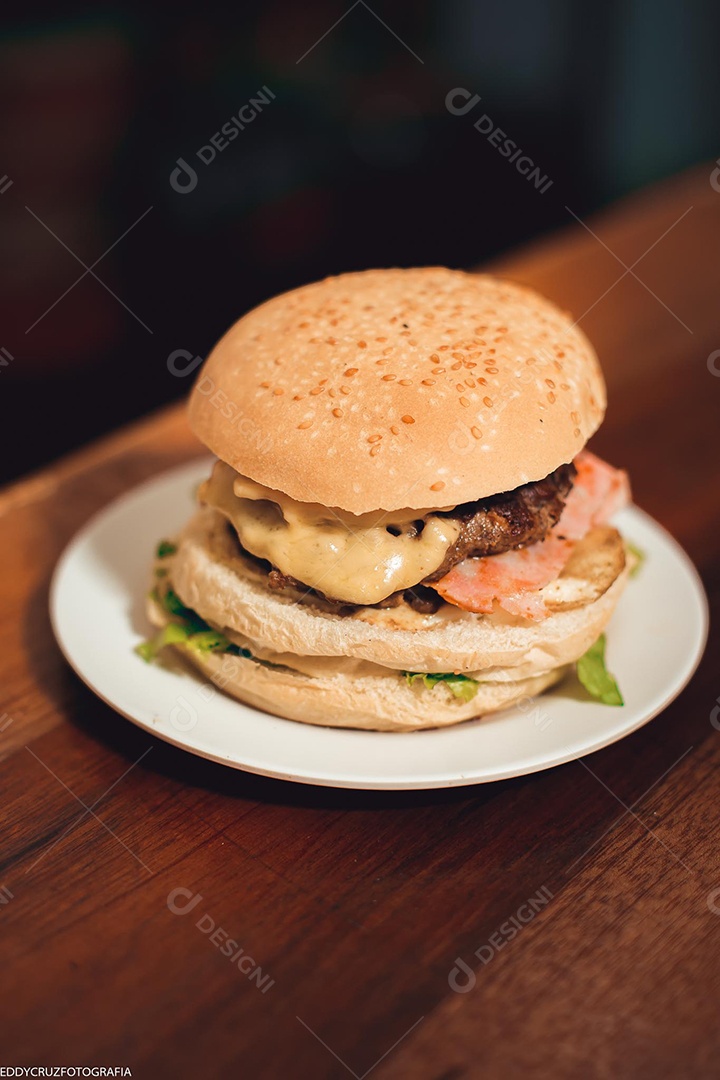 Hamburguer sendo servidos em um prato branco.