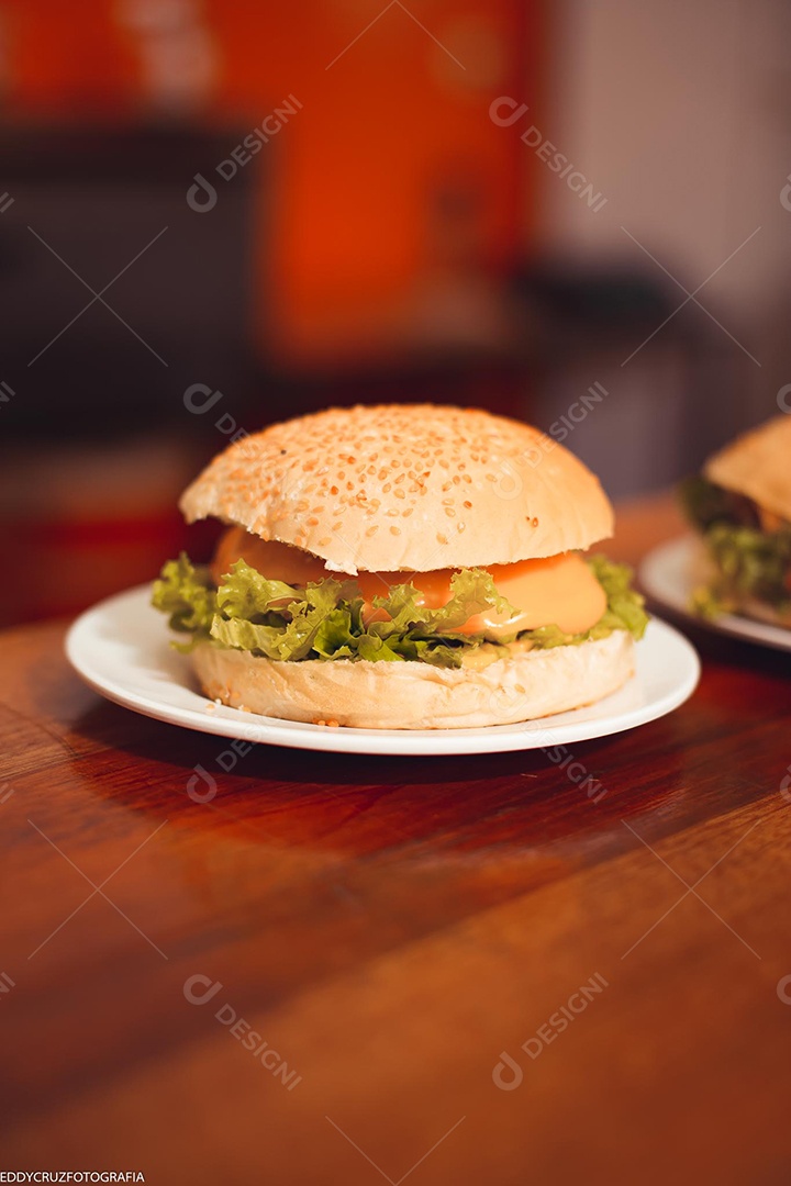 Hamburguer sendo servidos em um prato branco.