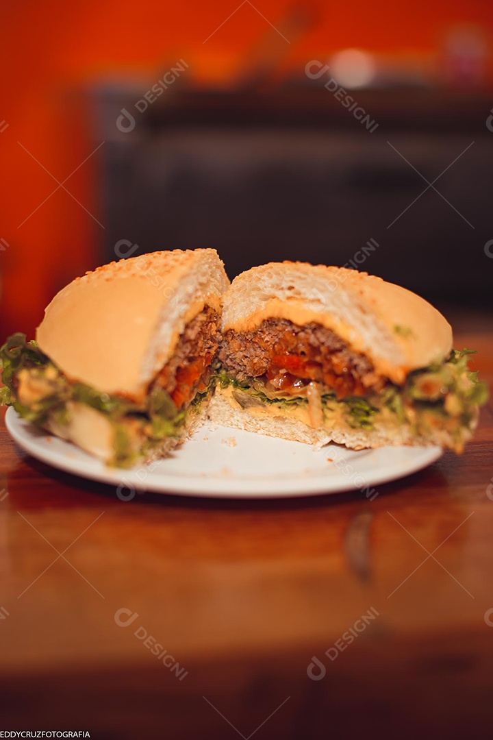 Hamburguer sendo servidos em um prato branco.