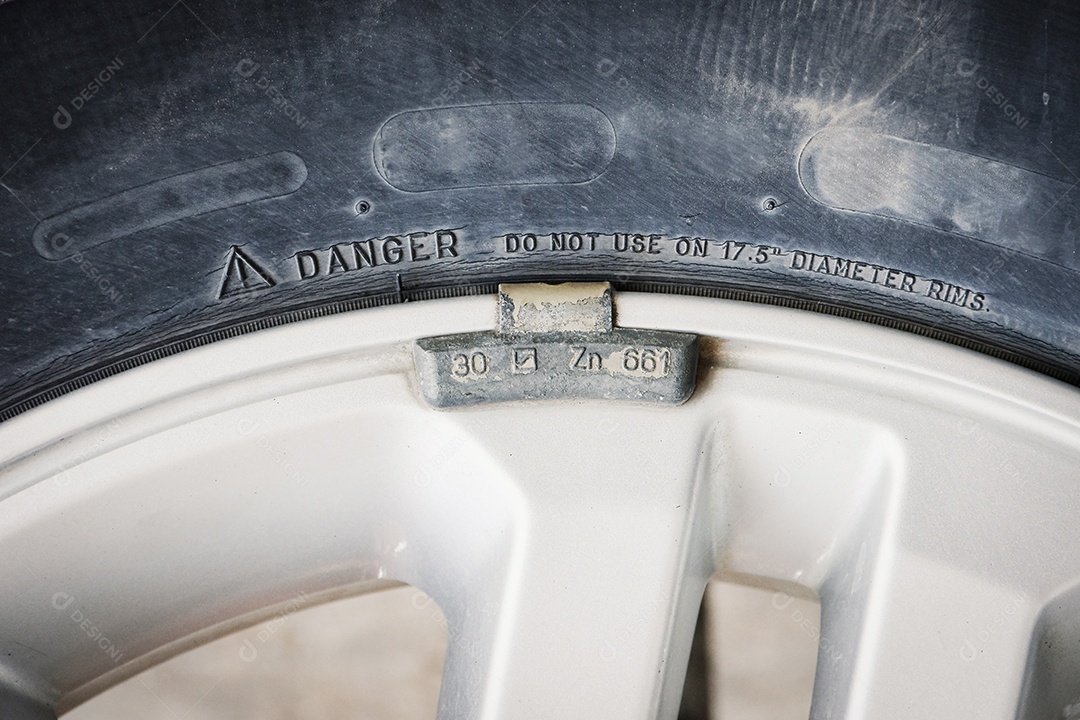 Clipe de peso de balanceamento de roda no aro de liga cinza do carro