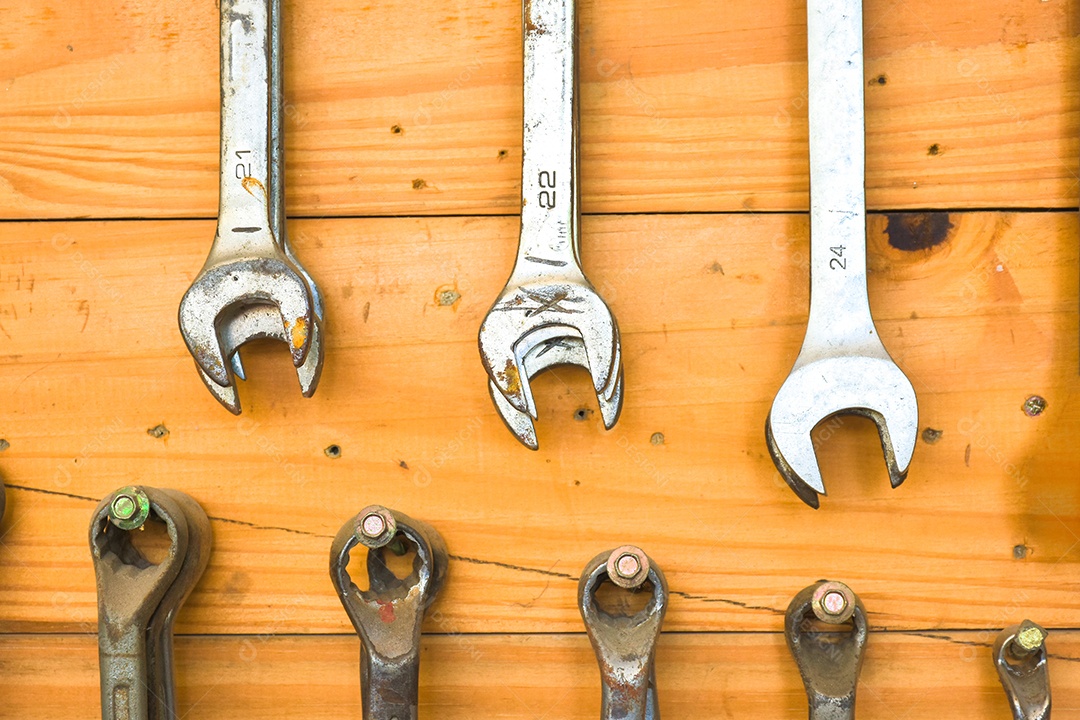 Chave combinada pendurada na placa do cabide de ferramentas