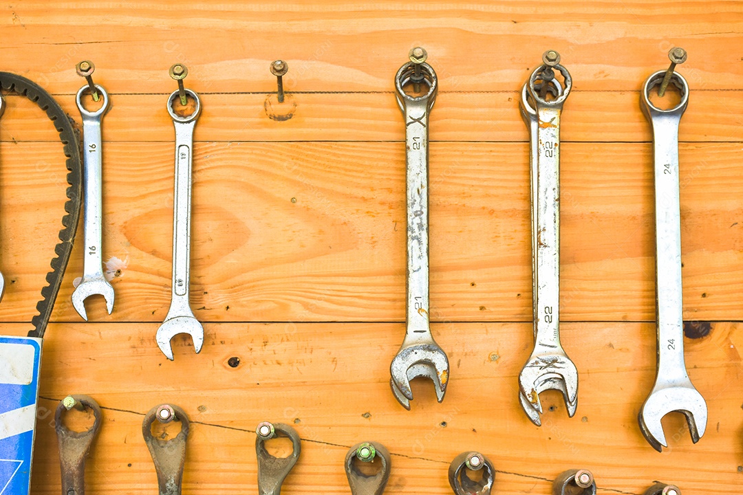 Uma chave combinada faltando no suporte de ferramentas