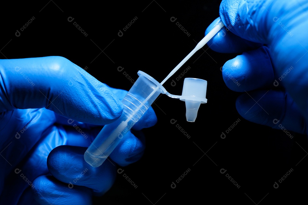 Infusão de pessoal médico um cotonete para extração salina