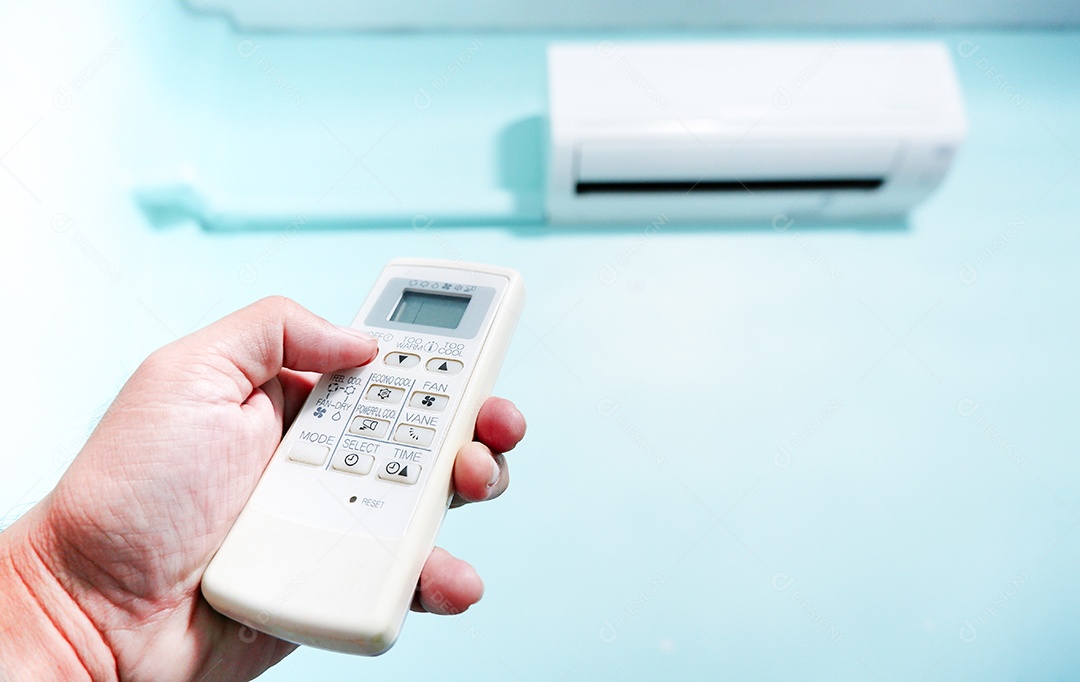 O controle remoto branco do condicionador de ar está sendo usado por uma mão humana