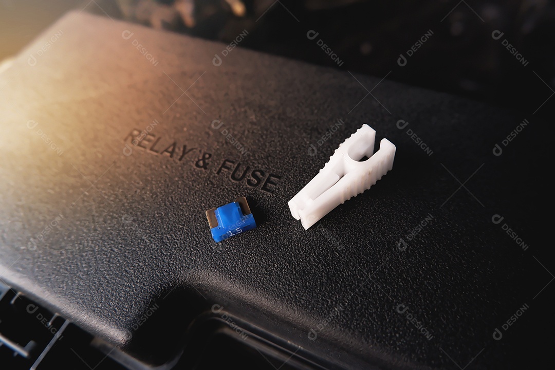 O fusível sobressalente e a ferramenta de clipe de fusível na caixa de fusíveis do carro, automovel