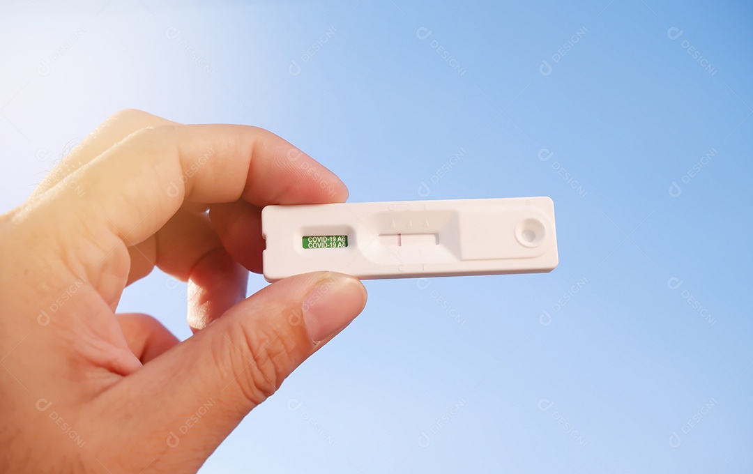 Própria mão mostrando resultado de teste negativo Covid-19 com SARS CoV-2 R