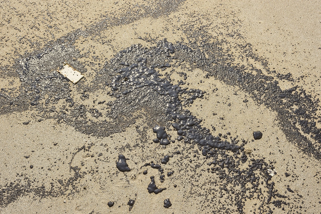 Um vazamento de óleo no oceano e um efeito colateral de praia