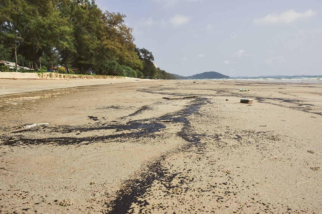 Um vazamento de óleo no oceano e um efeito colateral de praia