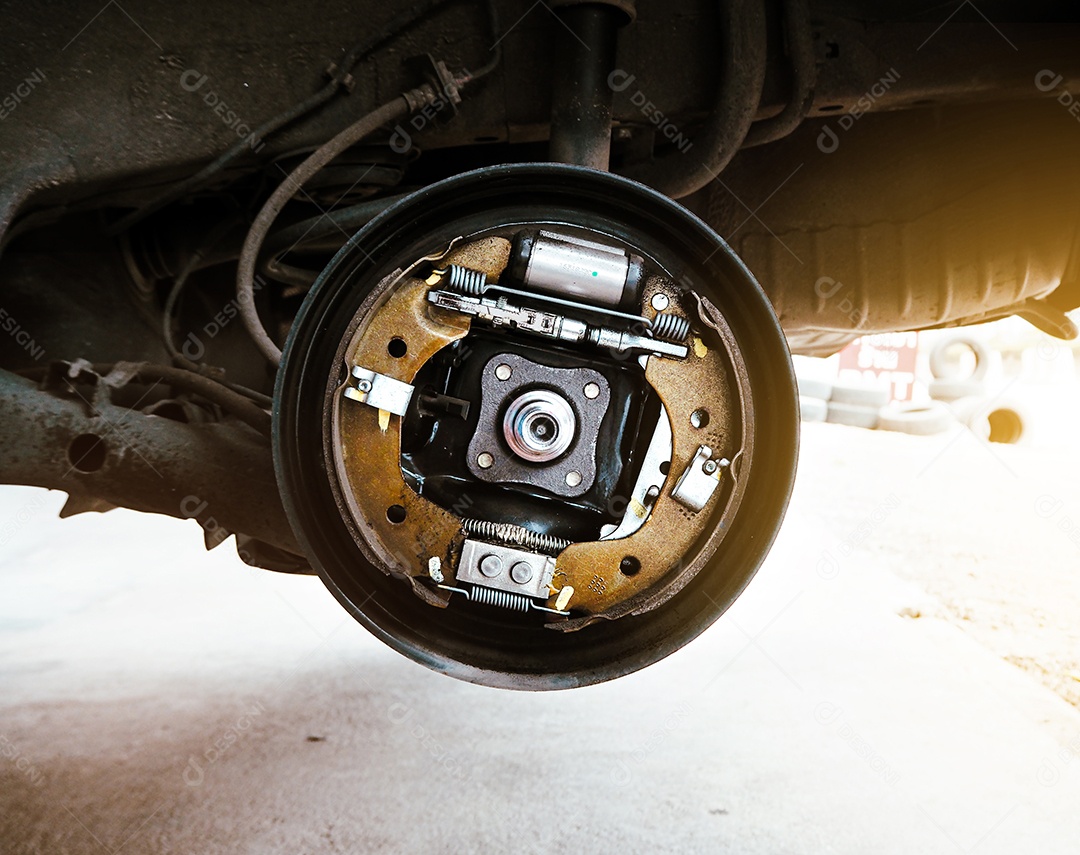 Componente dentro do tambor de freio automotivo sem roda