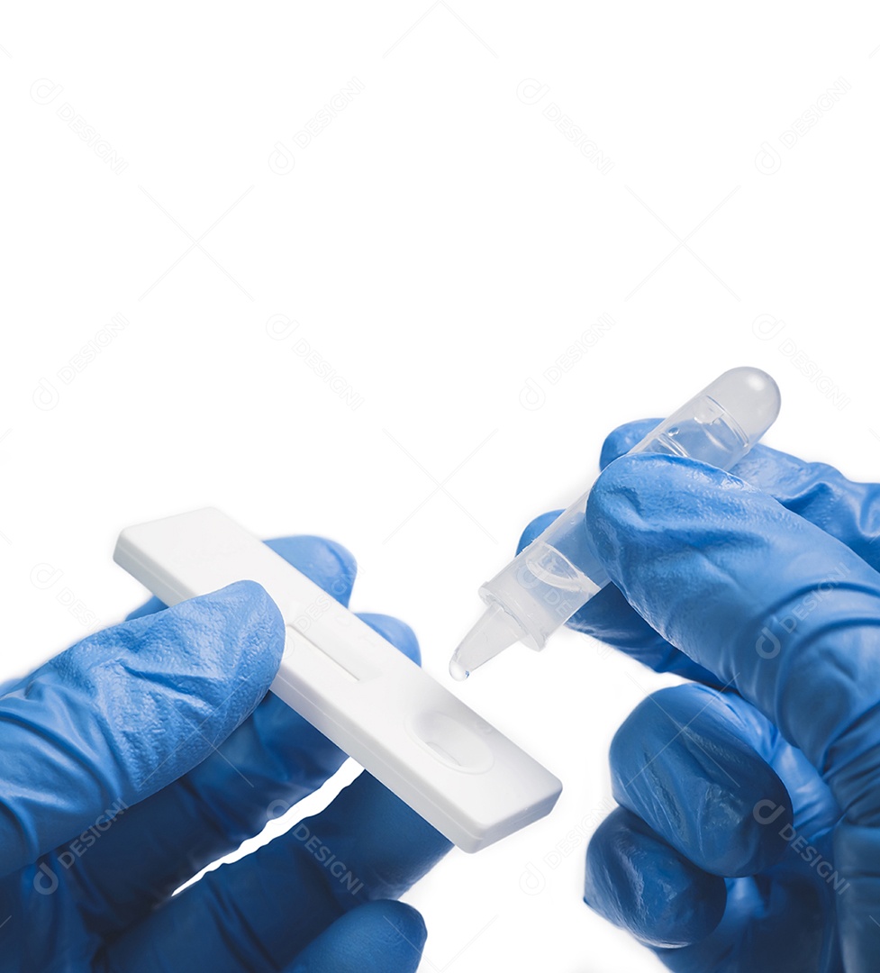 O médico colocando a amostra de secreções no SARS CoV-2