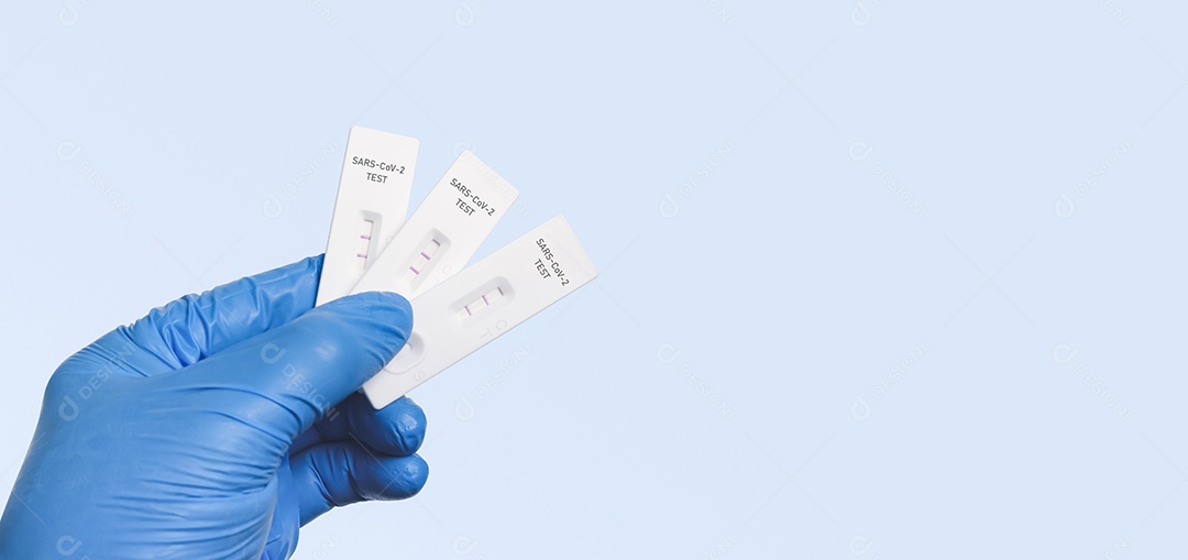 O médico mostrando resultado positivo do teste Covid-19 com SARS CoV-2