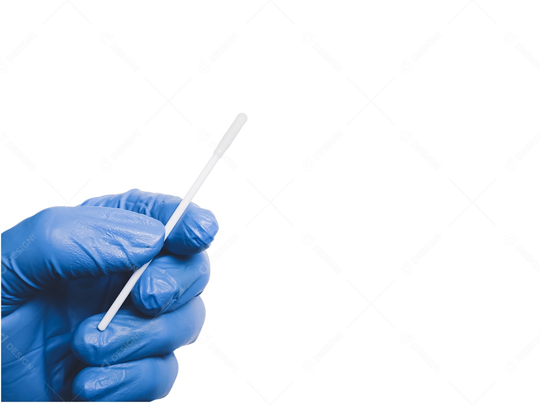 Cotonete em uma mão médica isolada no fundo branco
