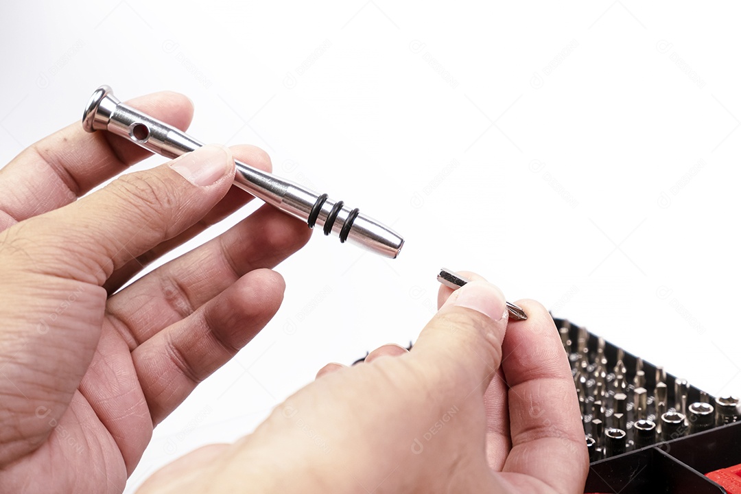 A mão está removendo o componente de chave de fenda de precisão para substituição