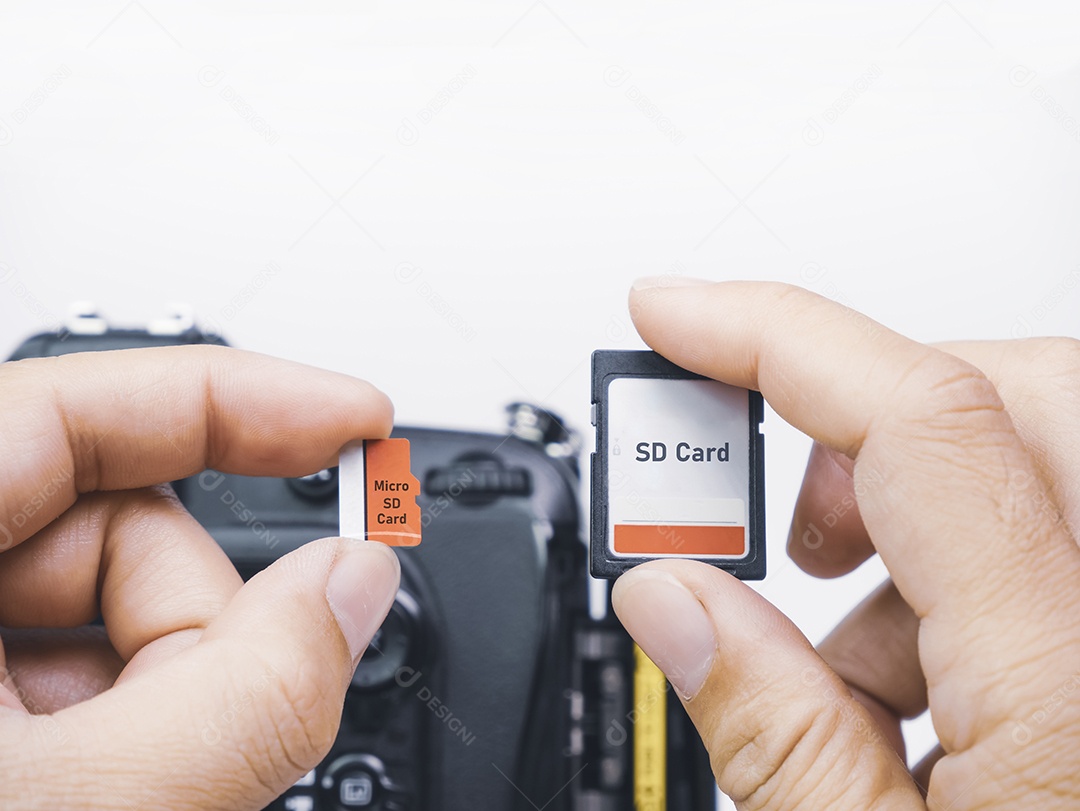 Memória micro SD e cartões SD são comparados para uso com digital