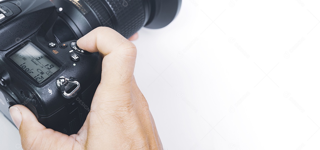 Mão do fotógrafo prestes a clicar no botão do obturador