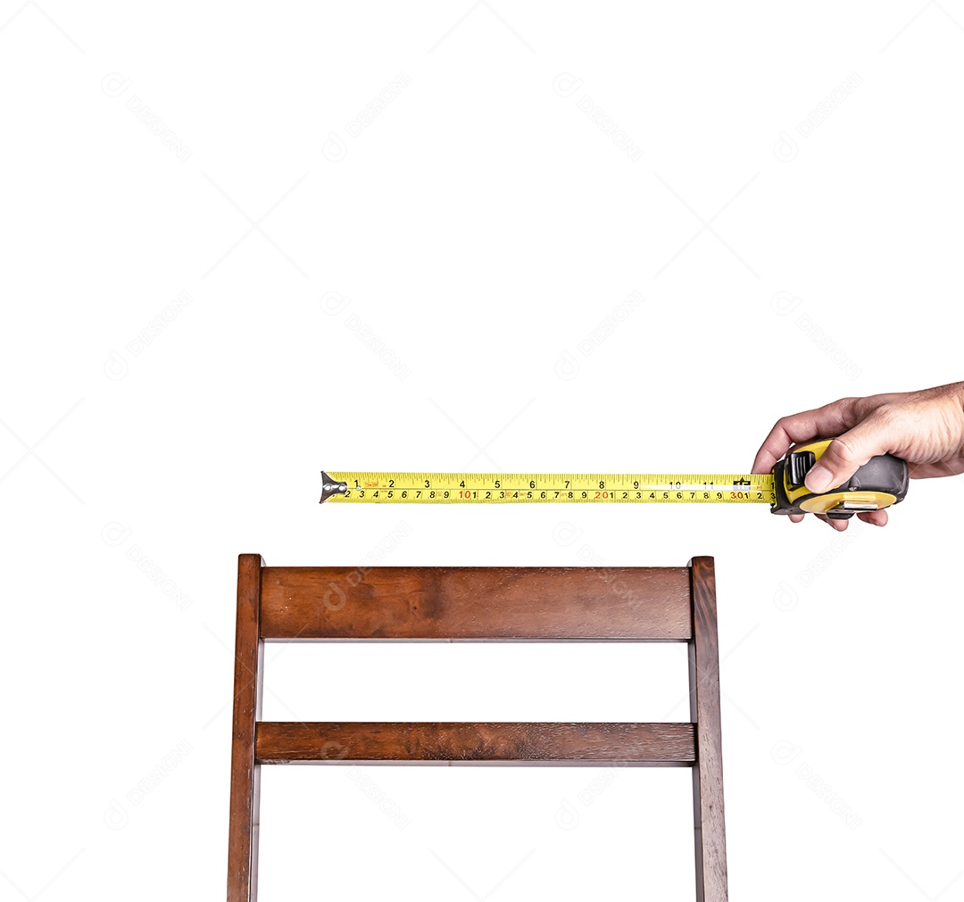 Um carpinteiro usa uma fita métrica para medir o comprimento de uma madeira