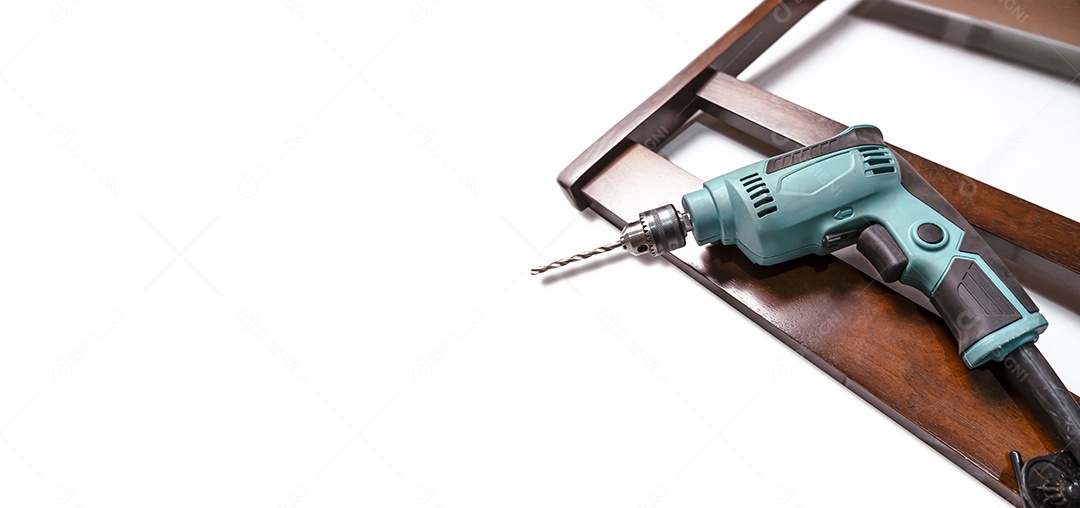 Furadeira elétrica na mobília de madeira com um espaço de cópia em branco