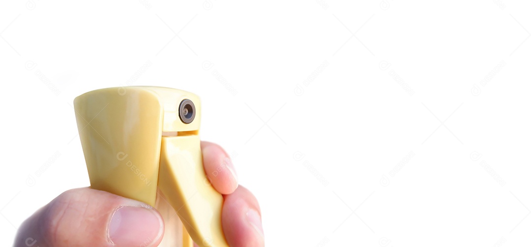 Pulverização com um frasco de spray na mão, isolado em branco