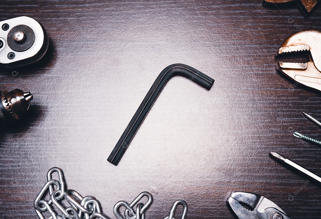 Ferramenta hexagonal em forma de L no meio da mesa de madeira com mecânico