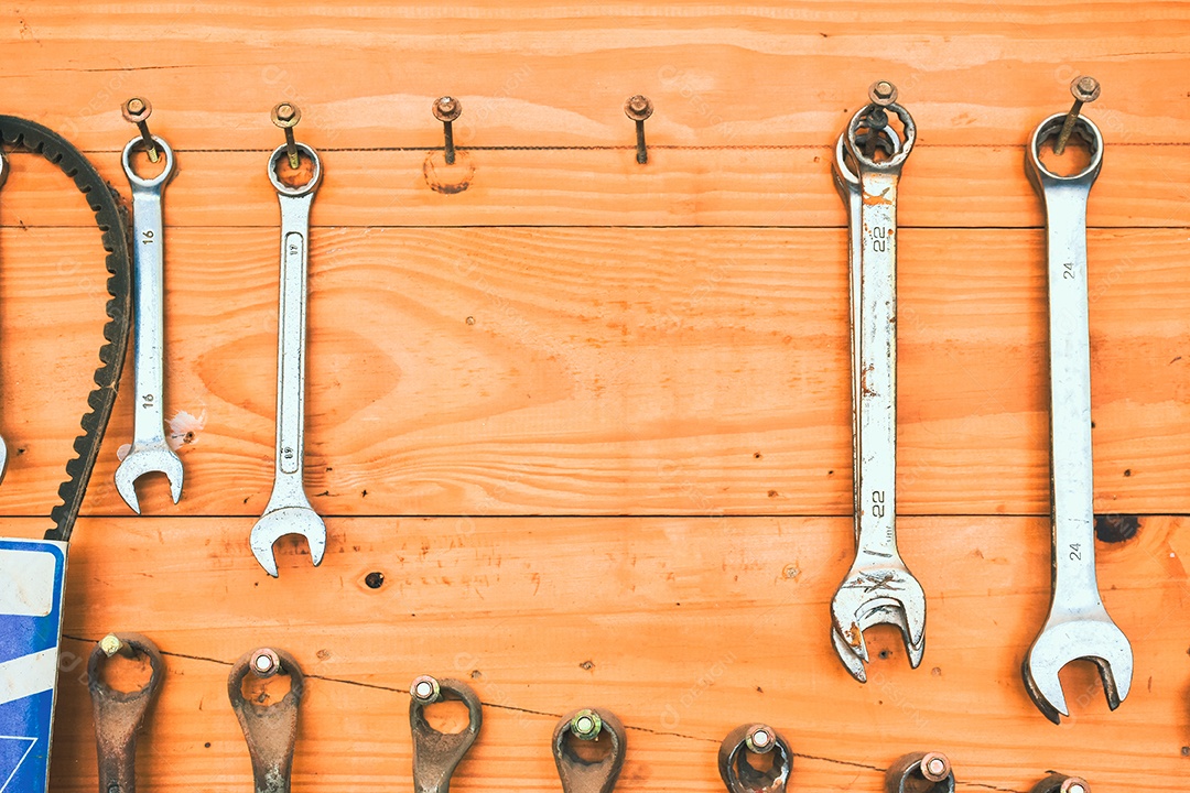 Pegboard de ferramentas mecânicas automáticas no suporte de parede de madeira