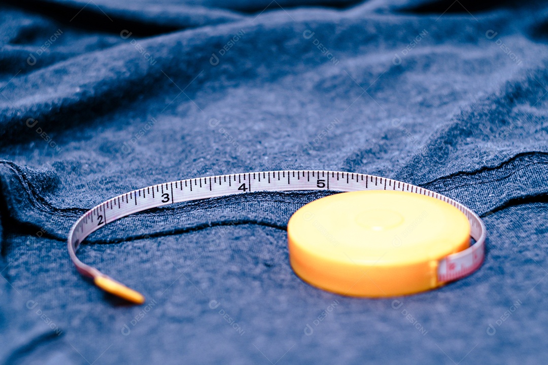 Fita métrica no material de pano de algodão com uma cor azul