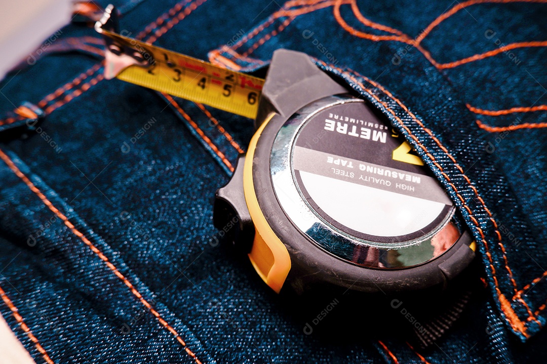 Fita métrica no bolso traseiro do jeans do homem mecânico