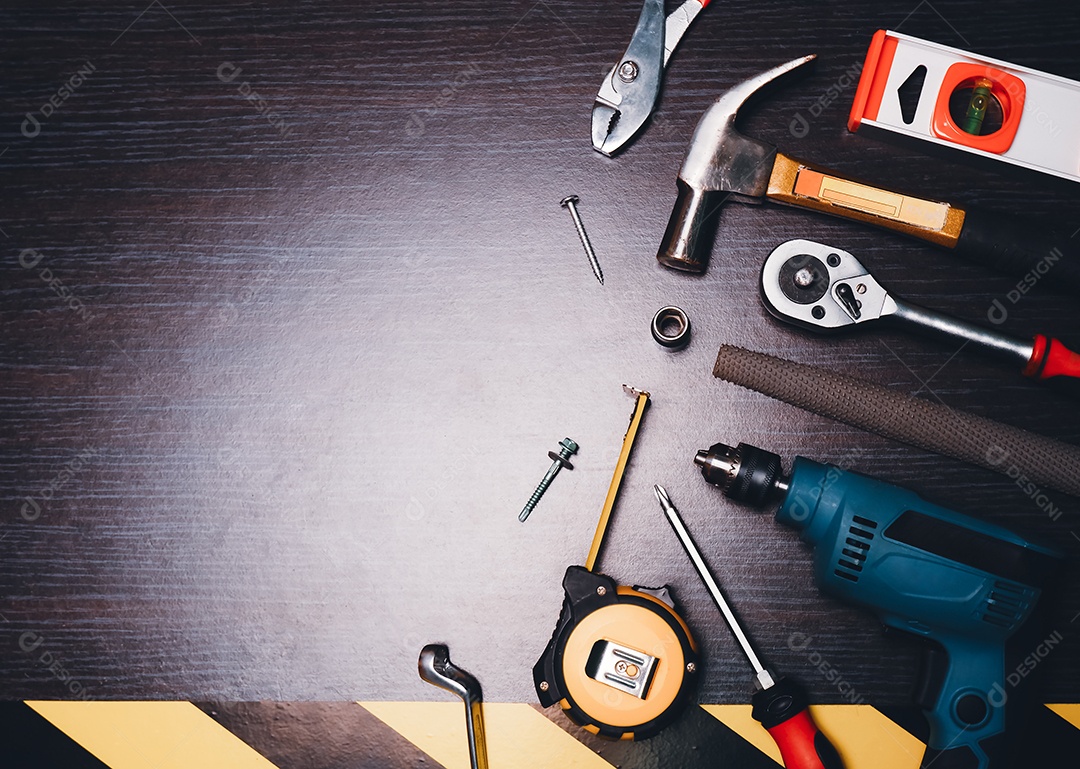 Ferramentas mecânicas em fundo de madeira com espaço de cópia, broca, aparafusado
