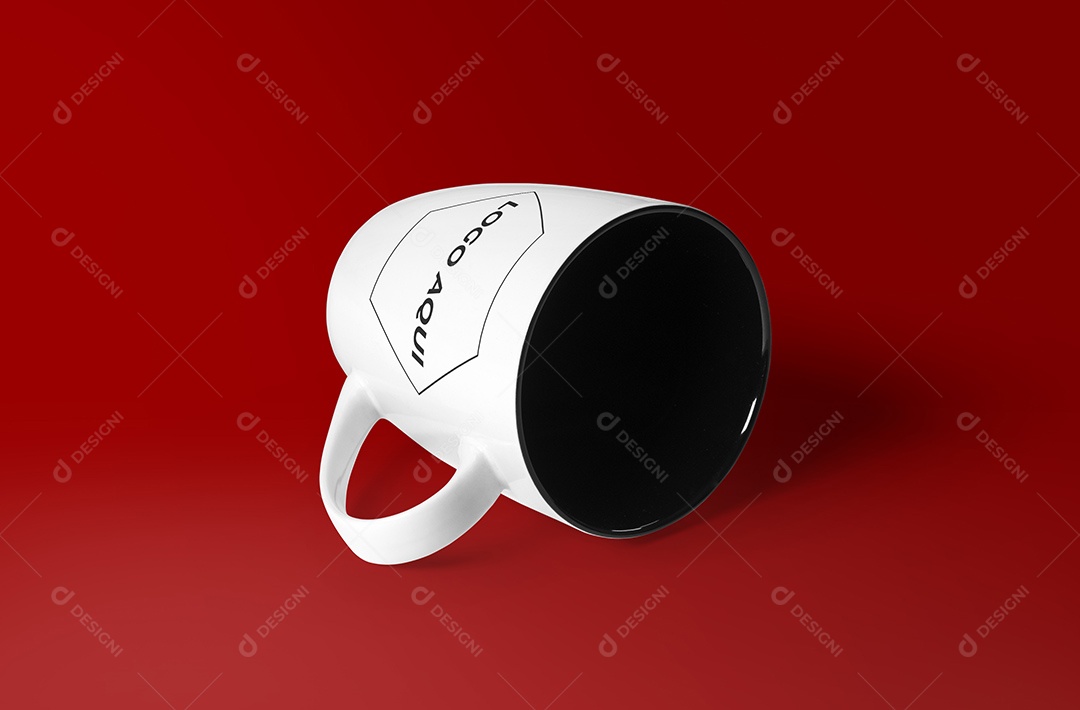 Mockup Caneca Branca em Fundo Vermelho PSD