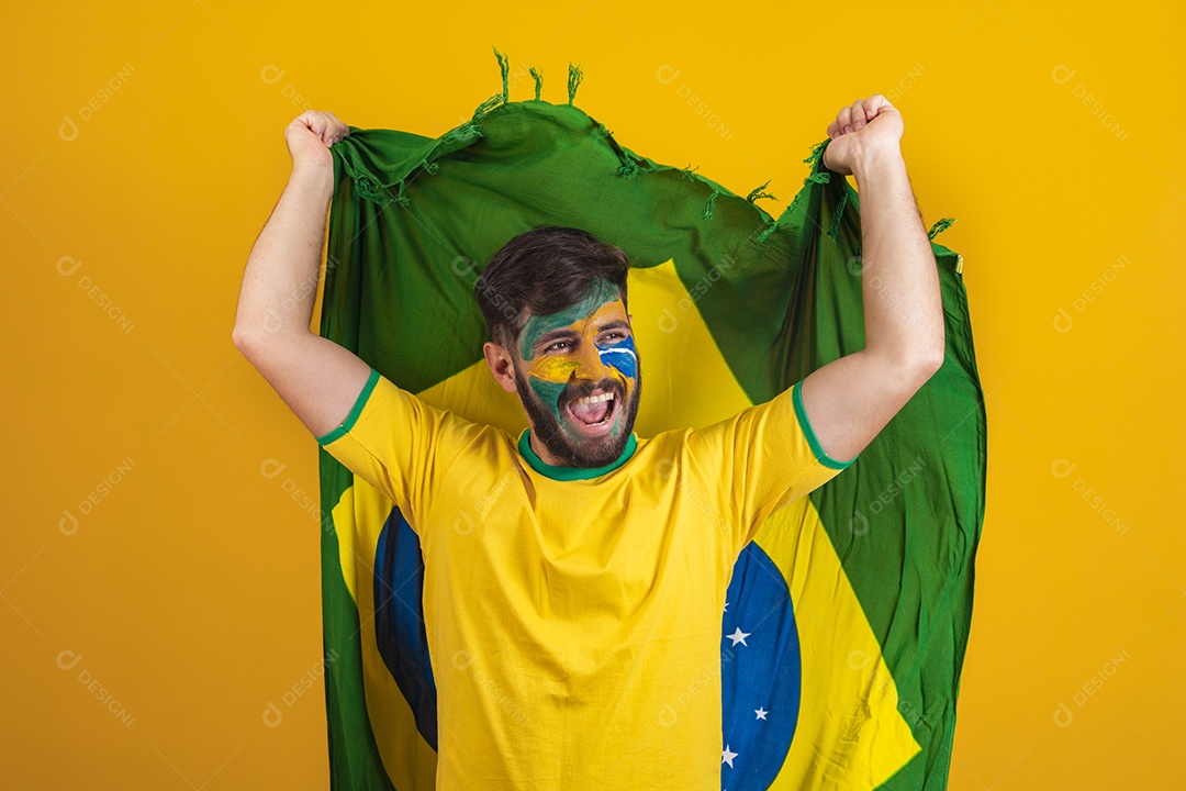 Homem brasileiro segurando bandeira do Brasil