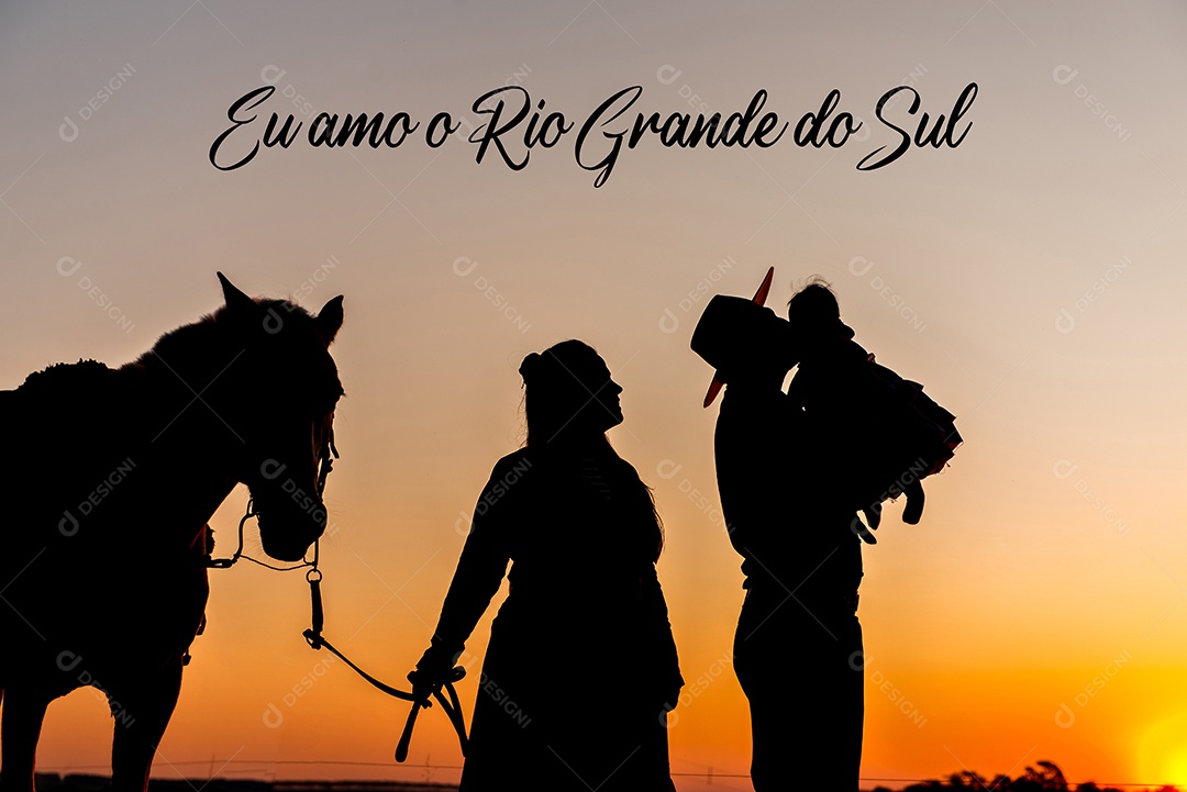 Silhueta de cavalo e família gaúcha ao pôr do sol