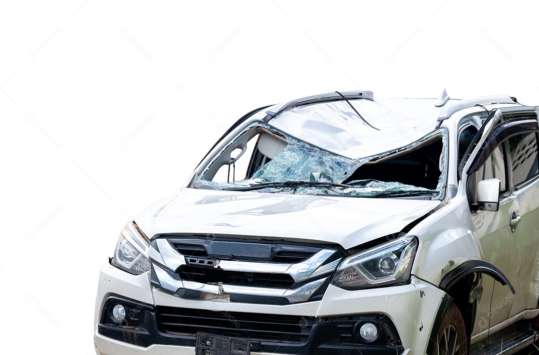 A frente do carro branco foi danificada por acidente na estrada. danificado
