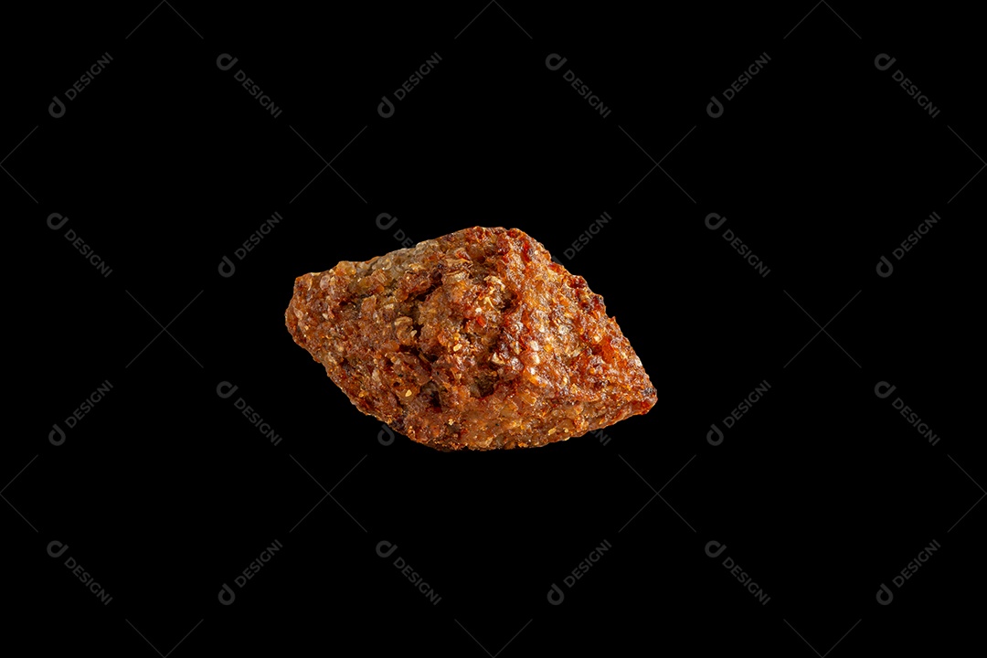 Quibe brasileiro ou quibe isolado em fundo preto, parte frita.