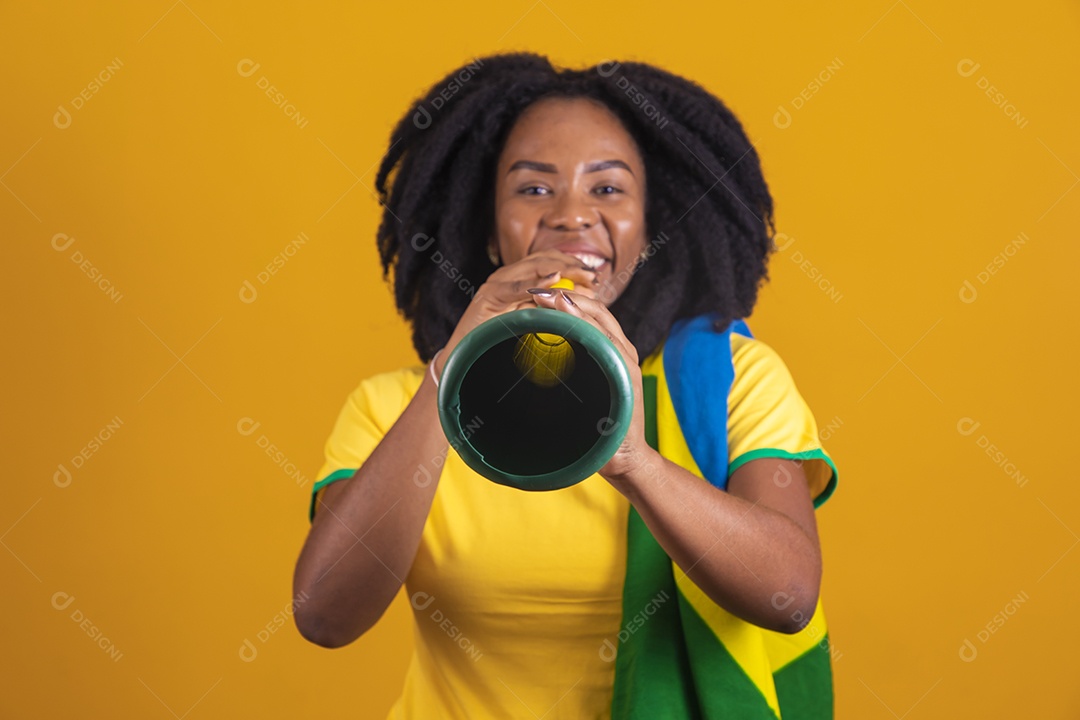 Mulher afro-brasileira vestindo camiseta do Brasil fazendo gestos