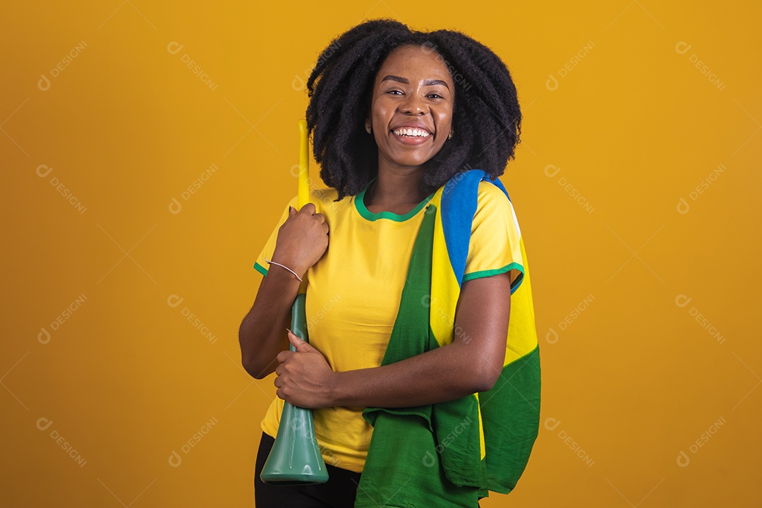 Mulher afro-brasileira vestindo camiseta do Brasil fazendo gestos