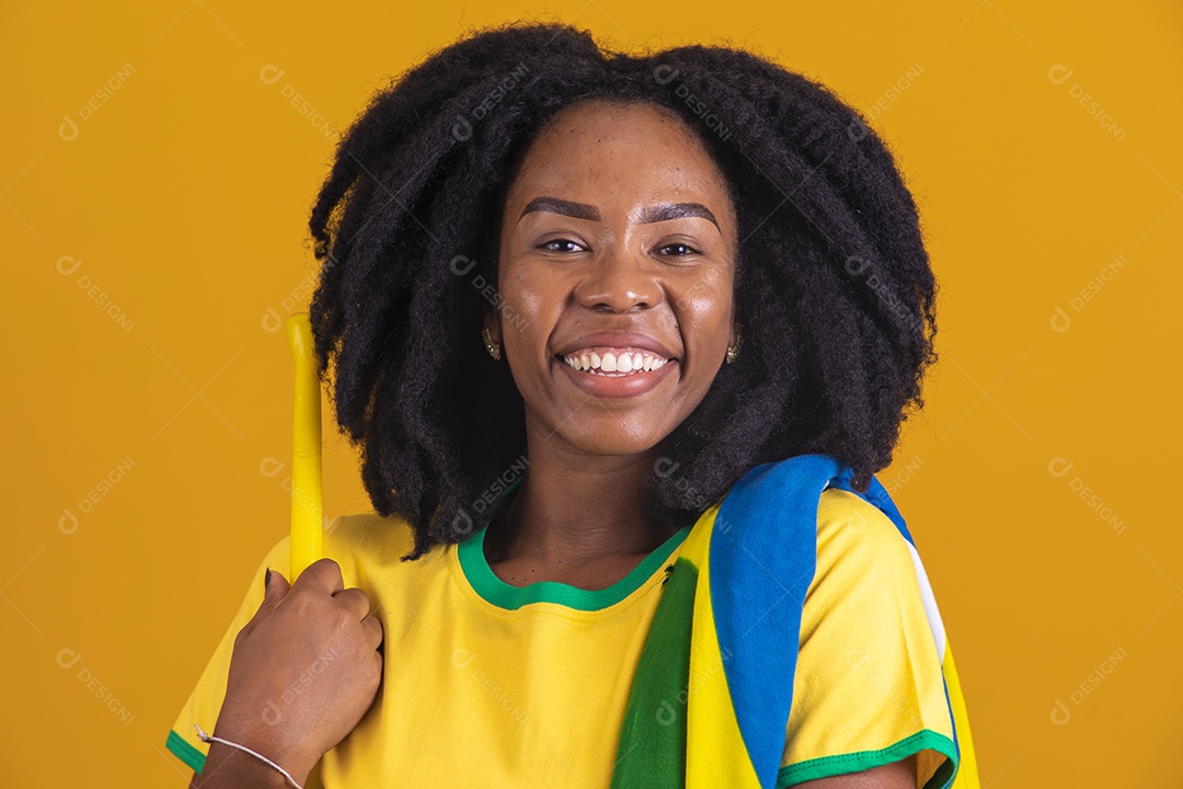 Mulher afro-brasileira vestindo camiseta do Brasil fazendo gestos