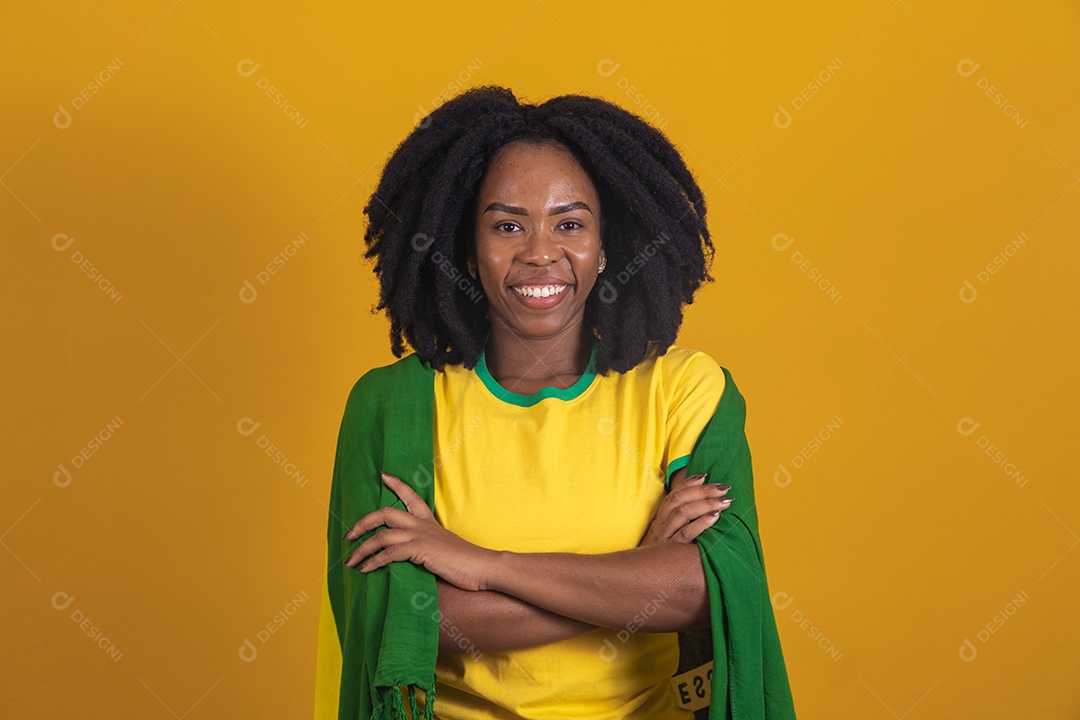 Mulher afro-brasileira vestindo camiseta do Brasil fazendo gestos