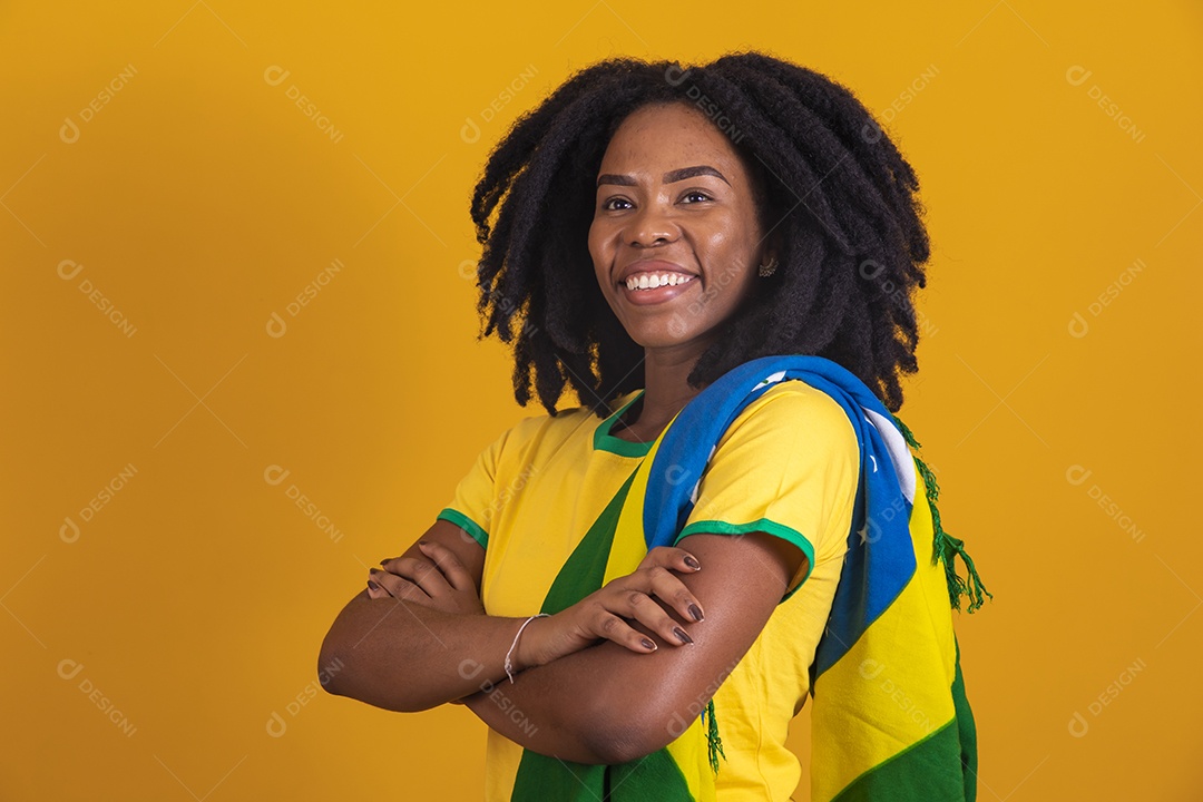 Mulher afro-brasileira vestindo camiseta do Brasil fazendo gestos