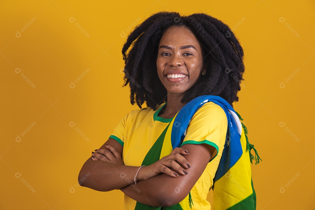 Mulher afro-brasileira vestindo camiseta do Brasil fazendo gestos