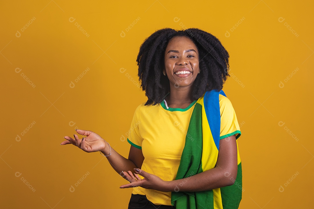 Mulher afro-brasileira vestindo camiseta do Brasil fazendo gestos