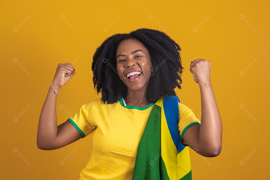 Mulher afro-brasileira vestindo camiseta do Brasil fazendo gestos