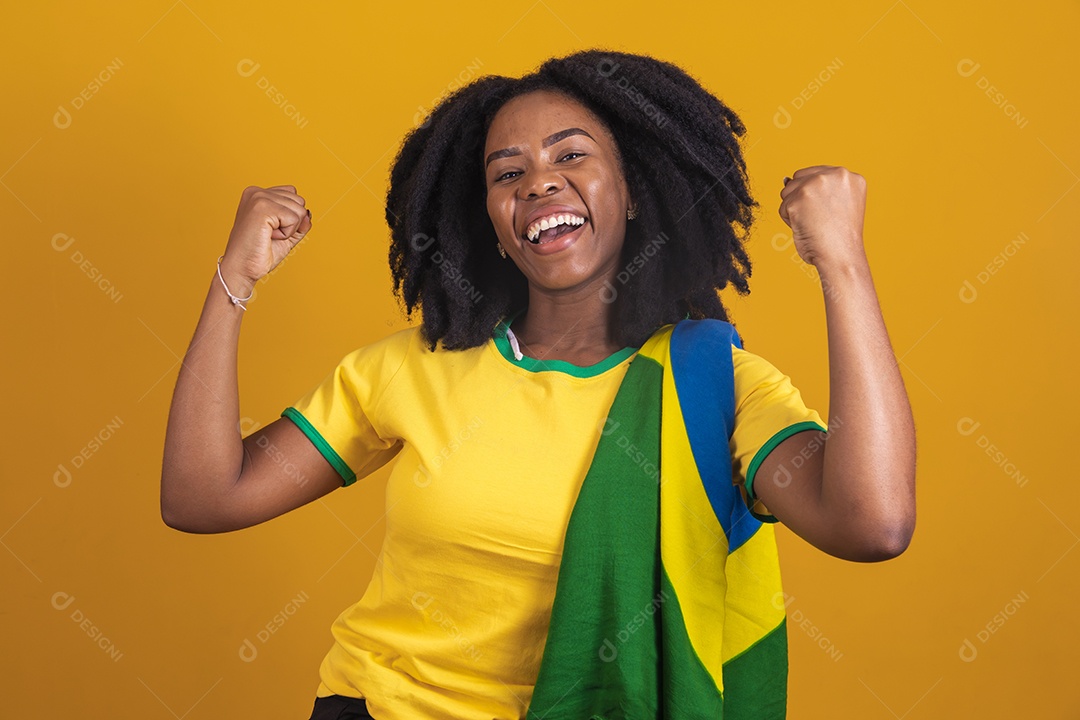 Mulher afro-brasileira vestindo camiseta do Brasil fazendo gestos