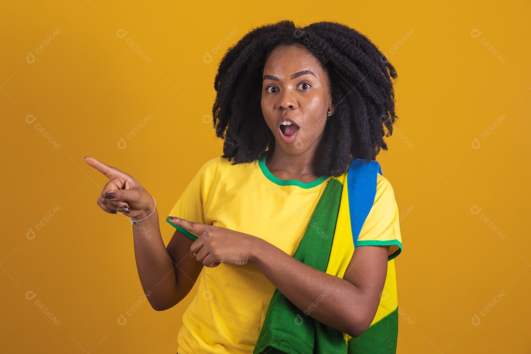 Mulher afro-brasileira vestindo camiseta do Brasil fazendo gestos