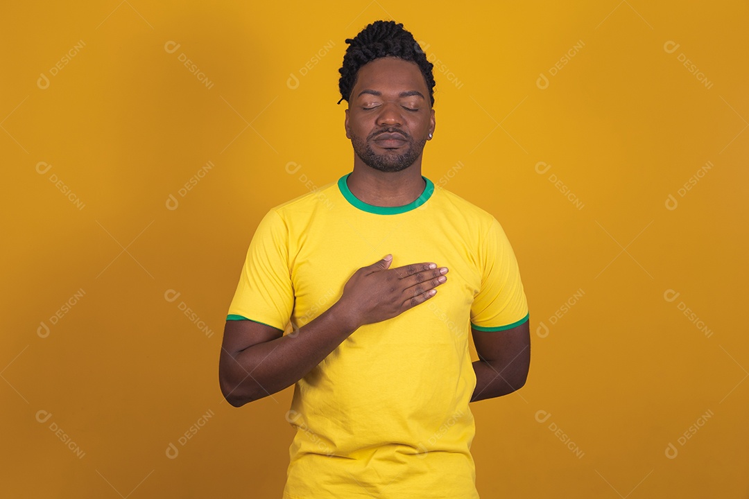 Homem brasileiro vestindo uma camiseta do Brasil fazendo gestos